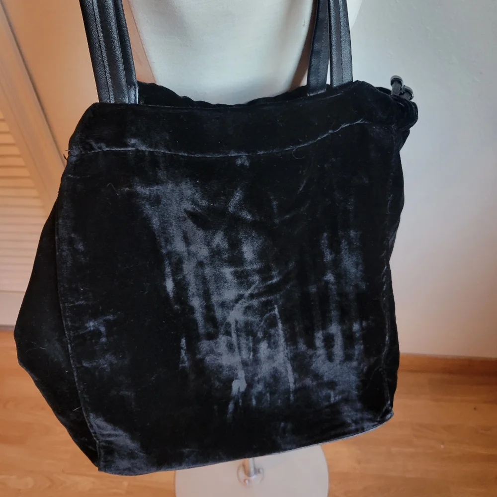 HOST PICK! 🎉🎊 Victoria's Secret Black Large Velvet Tote Bag NWT 16"×24"×6" - Picture 4 of 6